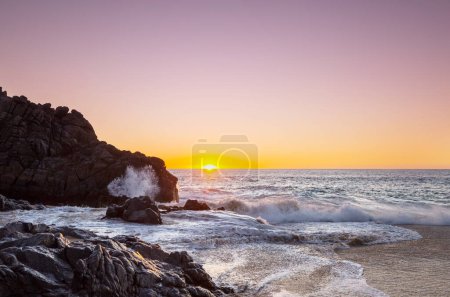Téléchargez les photos : Ocean cliffs at the sunset in Baja California, Mexico - en image libre de droit