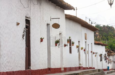 Foto de Arquitectura colonial tradicional en Colombia, América del Sur. Colorida escena callejera en el pueblo turístico. - Imagen libre de derechos