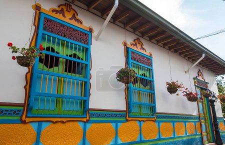 Téléchargez les photos : Architecture coloniale traditionnelle en Colombie, Amérique du Sud. Scène de rue colorée dans un village touristique. - en image libre de droit