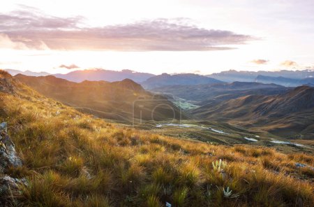 Téléchargez les photos : Scène de lever de soleil dans de belles hautes montagnes en Colombie, Amérique du Sud - en image libre de droit