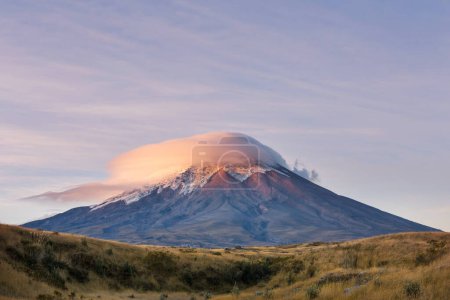 Foto de Hermoso volcán Cotopaxi en Ecuador, América del Sur. - Imagen libre de derechos