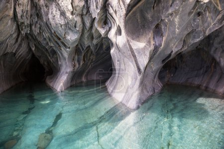 Foto de Cuevas de mármol inusuales en el lago de General Carrera, Patagonia, Chile. Carretera Viaje Austral
. - Imagen libre de derechos