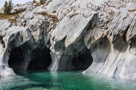 Téléchargez les photos : Grottes de marbre inhabituelles sur le lac du général Carrera, Patagonie, Chili. Carretera Voyage austral
. - en image libre de droit