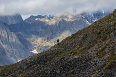 Téléchargez les photos : Hiker in beautiful mountains in Tombstone Territorial Park, Yukon, Canada - en image libre de droit