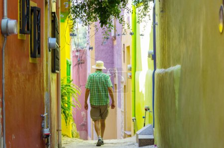 Foto de Turista en calle colorida en la famosa ciudad de Guanajuato, México - Imagen libre de derechos