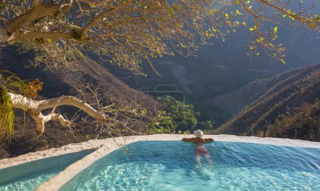Foto de Turismo relajante en piscinas termales naturales Las Grutas De Tolantongo en México - Imagen libre de derechos