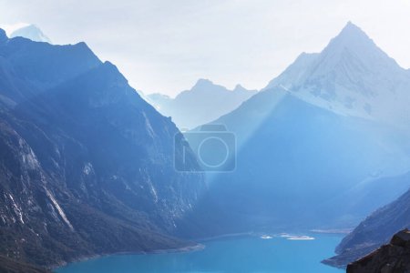 Foto de Hermoso lago Paron en Cordillera Blanca, Perú, América del Sur - Imagen libre de derechos