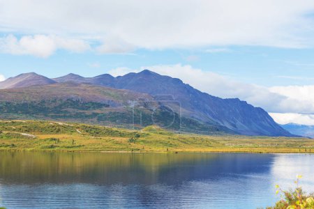 Téléchargez les photos : Lac de sérénité dans la toundra de l'Alaska. - en image libre de droit