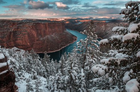 Téléchargez les photos : Beaux paysages dans la zone de loisirs Flaming Gorge en saison hivernale, États-Unis - en image libre de droit