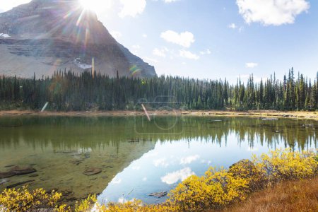 Téléchargez les photos : Pics rocheux pittoresques du parc national des Glaciers, Montana, États-Unis. Saison d'automne. Beaux paysages naturels. - en image libre de droit