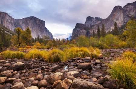 Téléchargez les photos : Belle saison d'automne dans le parc national de Yosemite, Californie, États-Unis - en image libre de droit