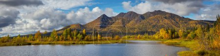 Foto de El hermoso lago en la temporada de otoño - Imagen libre de derechos