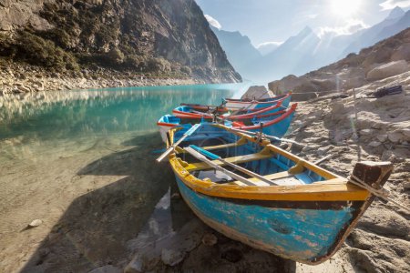 Téléchargez les photos : Bateaux touristiques sur le lac Paron en Cordillère Blanca, Pérou, Amérique du Sud - en image libre de droit