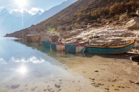 Foto de Barcos turísticos en el lago Paron en Cordillera Blanca, Perú, América del Sur - Imagen libre de derechos
