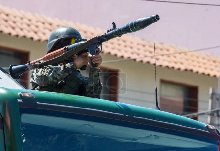 Téléchargez les photos : Forces spéciales armées avec des armes à la main - en image libre de droit