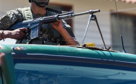Téléchargez les photos : Forces spéciales armées avec des armes à la main - en image libre de droit