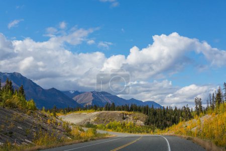 Foto de Autopista escénica en Alaska, EE.UU. Dramáticas nubes de vista - Imagen libre de derechos