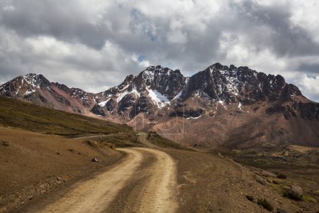 Foto de Ruta panorámica en las montañas de la Cordillera en Perú. Fondo de viaje. - Imagen libre de derechos