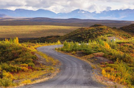 Sin fin Dempster Highway cerca del círculo polar ártico, ripio distancia principal de Dawson City a Inuvik, Canadá