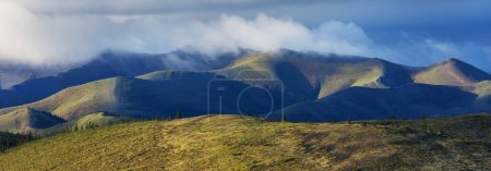 Foto de Tundra landscapes above Arctic circle along Dempster highway, Canada - Imagen libre de derechos