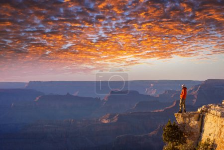 Téléchargez les photos : Voyageur sur des montagnes escarpées au-dessus du parc national du Grand Canyon, Arizona, États-Unis.Émotion inspirante. Voyage Lifestyle voyage succès motivation concept aventure vacances concept plein air. - en image libre de droit