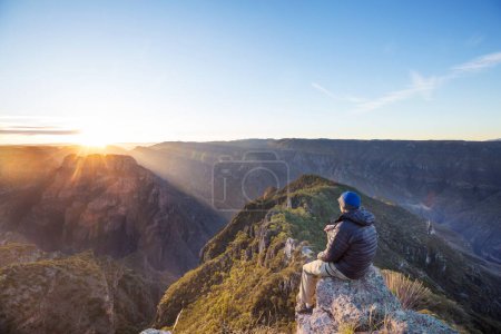 Téléchargez les photos : Hommes vue d'ensemble belles montagnes au coucher du soleil au Mexique - en image libre de droit