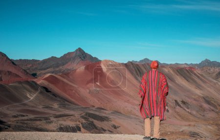 Foto de Escena de senderismo en Vinicunca, Región del Cusco, Perú. Montana de Siete Colores, Montaña Arco Iris. - Imagen libre de derechos