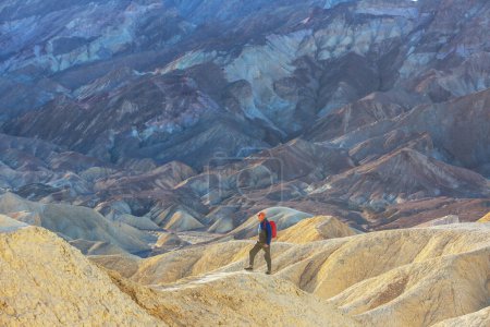 Téléchargez les photos : Touriste à Zabriski point aux Etats-Unis, Death Valley National Park, Californie - en image libre de droit