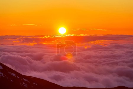 Téléchargez les photos : Belle vue au-dessus des nuages en montagne - en image libre de droit