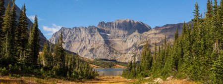 Foto de Pintorescos picos rocosos del Parque Nacional Glaciar, Montana, EE.UU. Temporada de otoño. Hermosos paisajes naturales. - Imagen libre de derechos