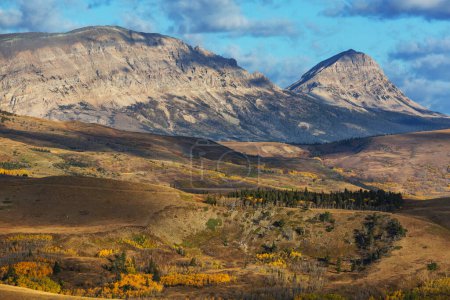 Téléchargez les photos : Saison d'automne colorée dans les montagnes au lever du soleil - en image libre de droit