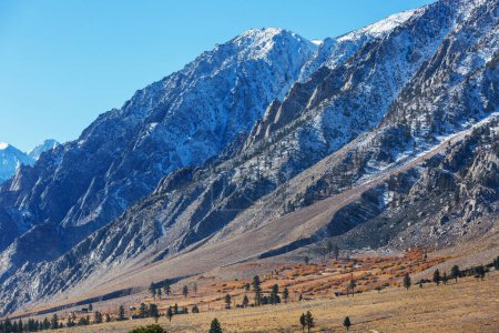Téléchargez les photos : Vue panoramique sur la montagne Sierra Nevada. automne paysage de feuillage. Californie, États-Unis. - en image libre de droit