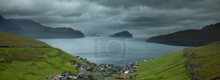 Foto de Summer green landscapes on Faroe islands - Imagen libre de derechos