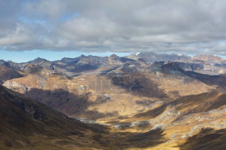 Foto de Hermoso paisaje montañoso en los Andes (o las Cordilleras del Sur) en Perú - Imagen libre de derechos