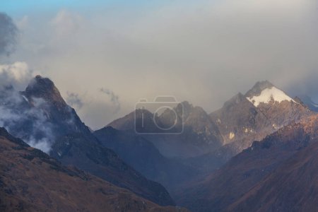 Téléchargez les photos : Beaux paysages de montagnes en Cordillère Blanca, Pérou, Amérique du Sud - en image libre de droit