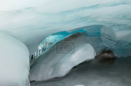 Foto de Cueva de hielo en altas montañas, Canadá - Imagen libre de derechos