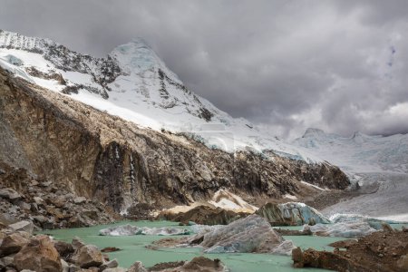 Foto de Icebergs in the  lake in high Cordillera Blanca mountains,  Peru, South America - Imagen libre de derechos