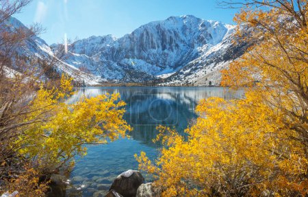 Téléchargez les photos : Belle scène de nature au début de l'hiver. Paysages de Sierra Nevada. États-Unis, Californie. Voyage et vacances d'hiver fond. - en image libre de droit
