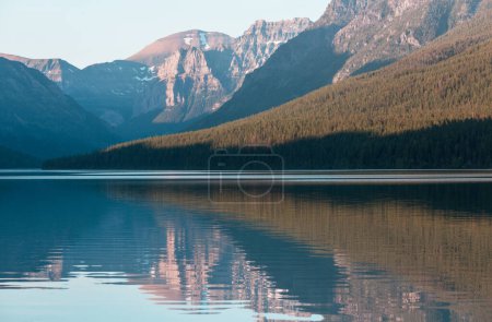 Foto de Lago de la serenidad en las montañas en temporada de verano. Hermosos paisajes naturales. - Imagen libre de derechos