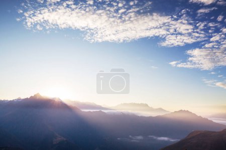 Téléchargez les photos : Concept inspiration scène lever de soleil dans les montagnes de la Sierra Nevada, Californie, États-Unis. Beau fond naturel - en image libre de droit