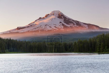 Téléchargez les photos : Mount. Hood reflection in Trillium lake,  Oregon, USA. Beautiful natural landscapes - en image libre de droit