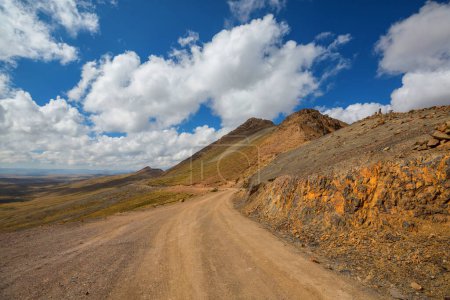 Foto de Ruta panorámica en las montañas de la Cordillera en Perú. Fondo de viaje. - Imagen libre de derechos