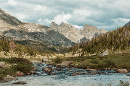 Foto de Hermosos paisajes de montaña en Wind River Range en Wyoming, Estados Unidos. Temporada de verano. - Imagen libre de derechos