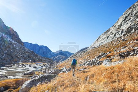 Foto de Hiker in mountains on beautiful rock background - Imagen libre de derechos