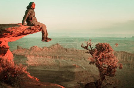 Téléchargez les photos : Homme sur la falaise des montagnes au lever du soleil. Scène de randonnée. - en image libre de droit