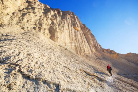 Téléchargez les photos : Touriste à Zabriskie point aux Etats-Unis, Death Valley National Park, Californie - en image libre de droit