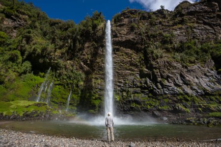 Téléchargez les photos : Belle cascade en Equateur, Amérique du Sud - en image libre de droit