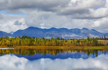 Foto de El hermoso lago en la temporada de otoño - Imagen libre de derechos