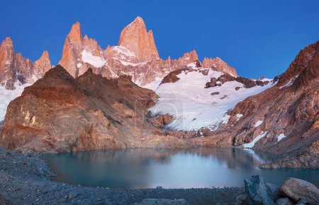 Téléchargez les photos : Célèbre beau pic Cerro Torre dans les montagnes de Patagonie, Argentine. Beaux paysages de montagnes en Amérique du Sud. - en image libre de droit