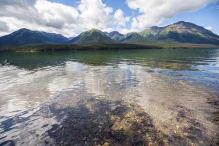 Téléchargez les photos : Scène sereine au bord du lac de montagne au Canada - en image libre de droit